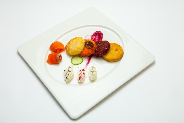 Talerz z kreatywną potrawą
