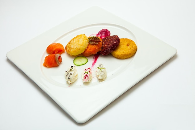 Stół z różnorodnymi potrawami